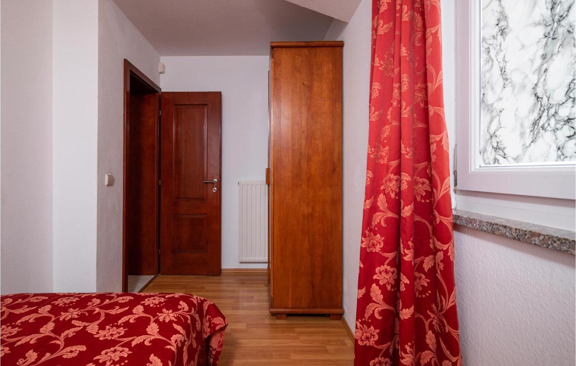 Apartment Cozy Apartment In Pula With Wifi *
